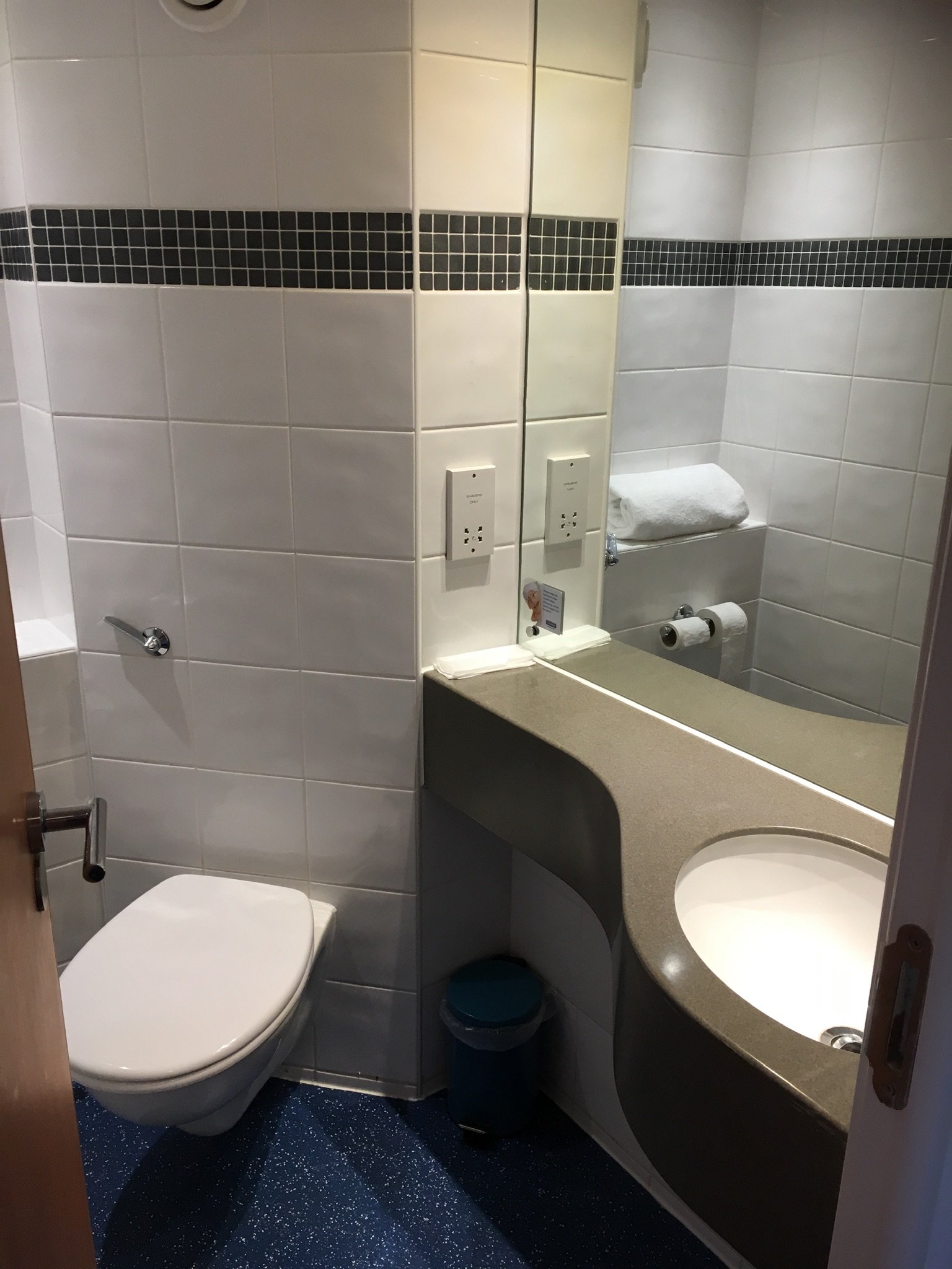 戴斯德比酒店-浴室