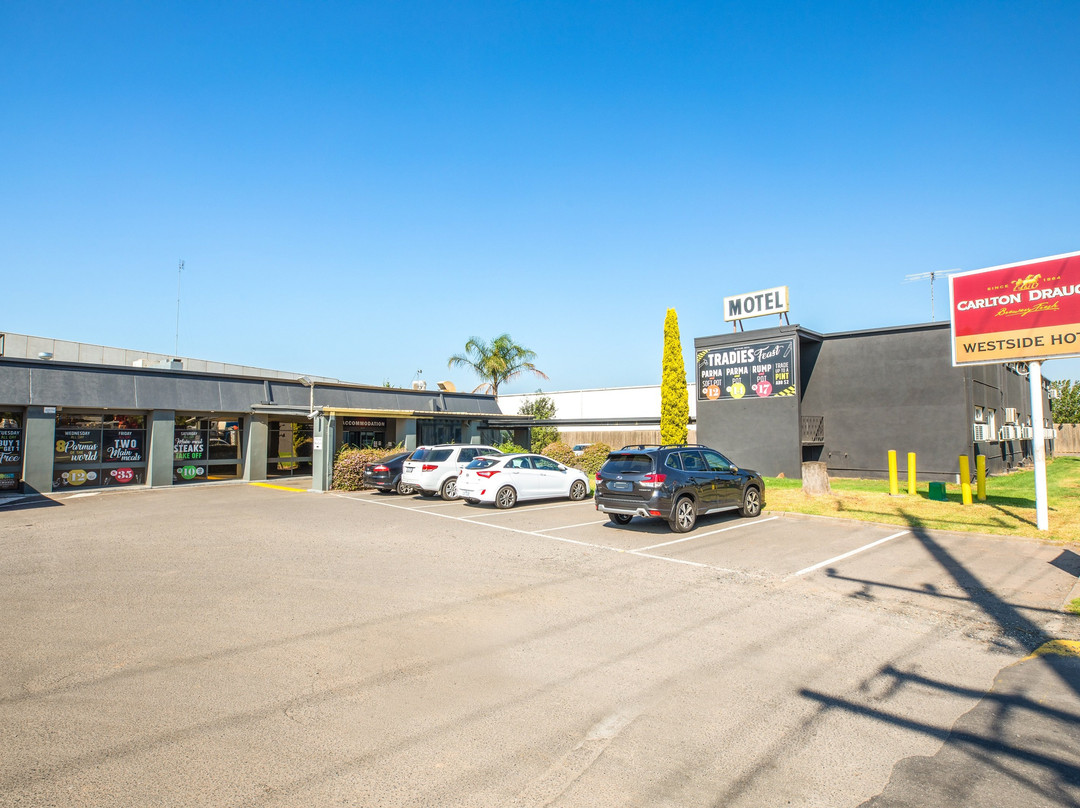 Nightcap at Westside Hotel主图