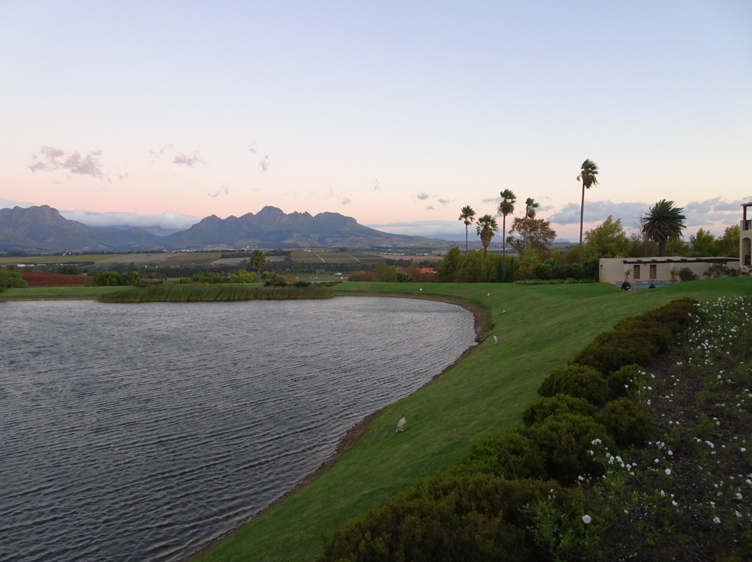 艾萨拉红酒酒店主图