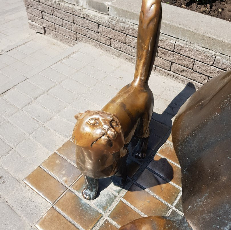 The Sculptural Composition Merchant-Peddler and his Cat景点图片