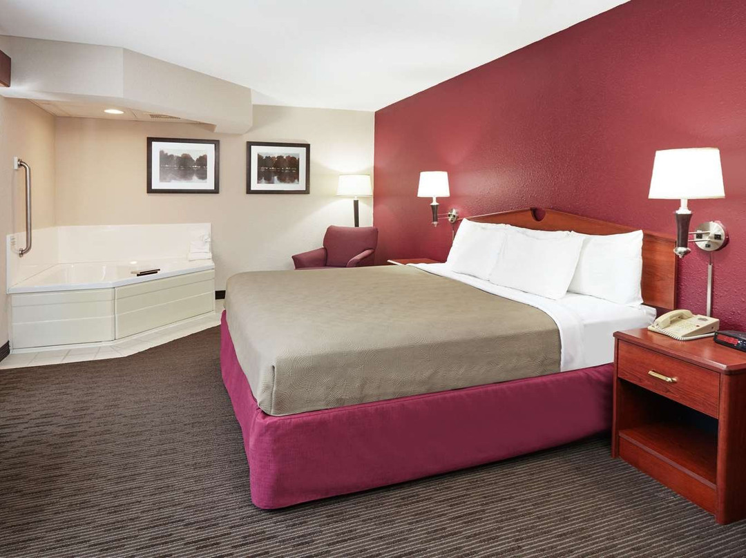 AmericInn by Wyndham Douglas / Saugatuck主图