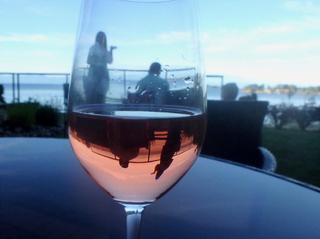 Sunrise Ridge Waterfront Resort主图