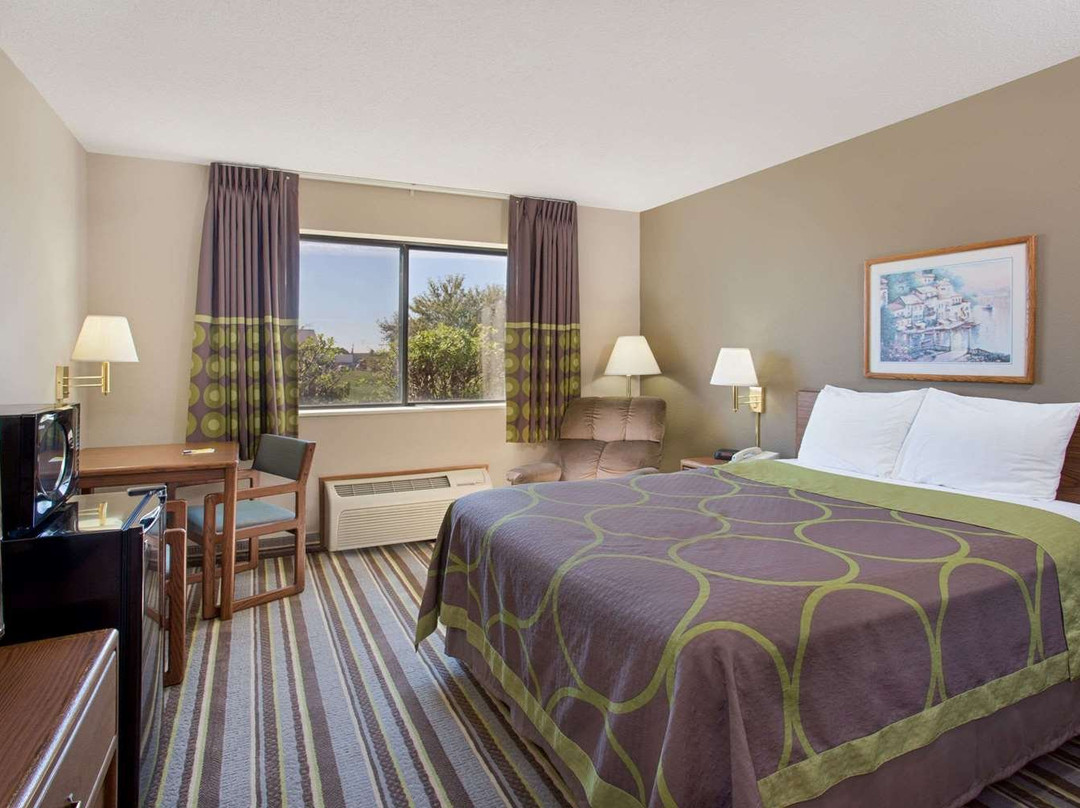 Super 8 by Wyndham Charles City主图