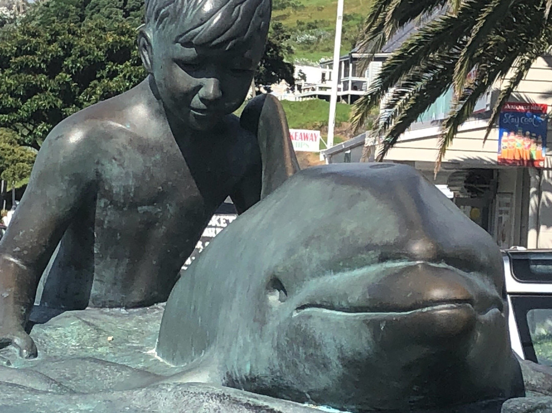 Opo the Dolphin Statue景点图片