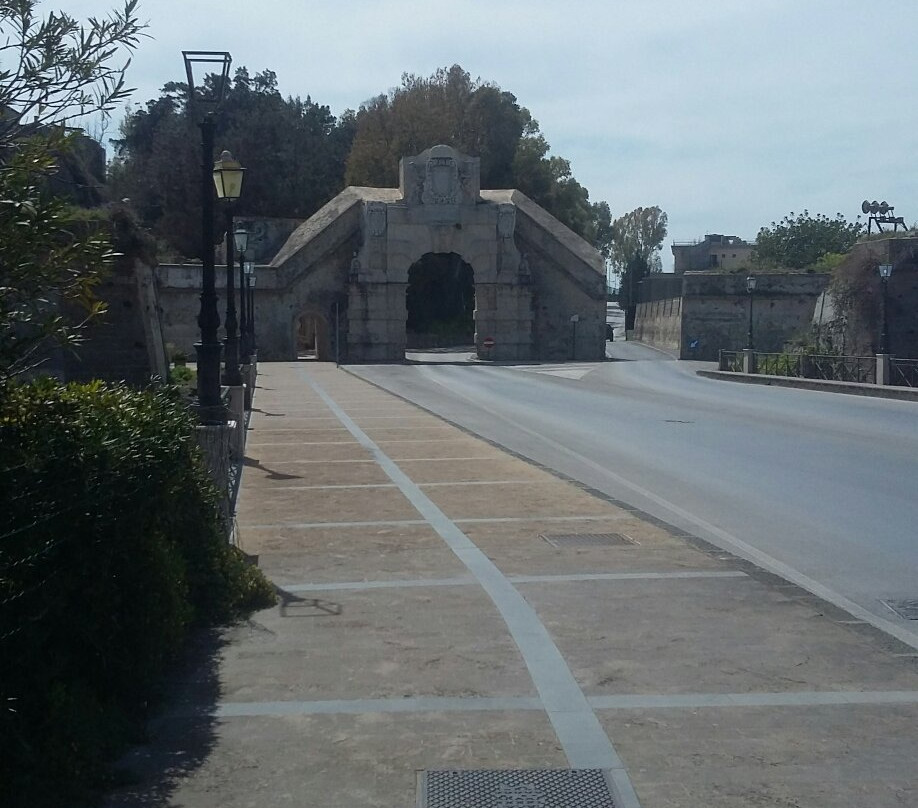 Porta Spagnola-Augusta必去景点