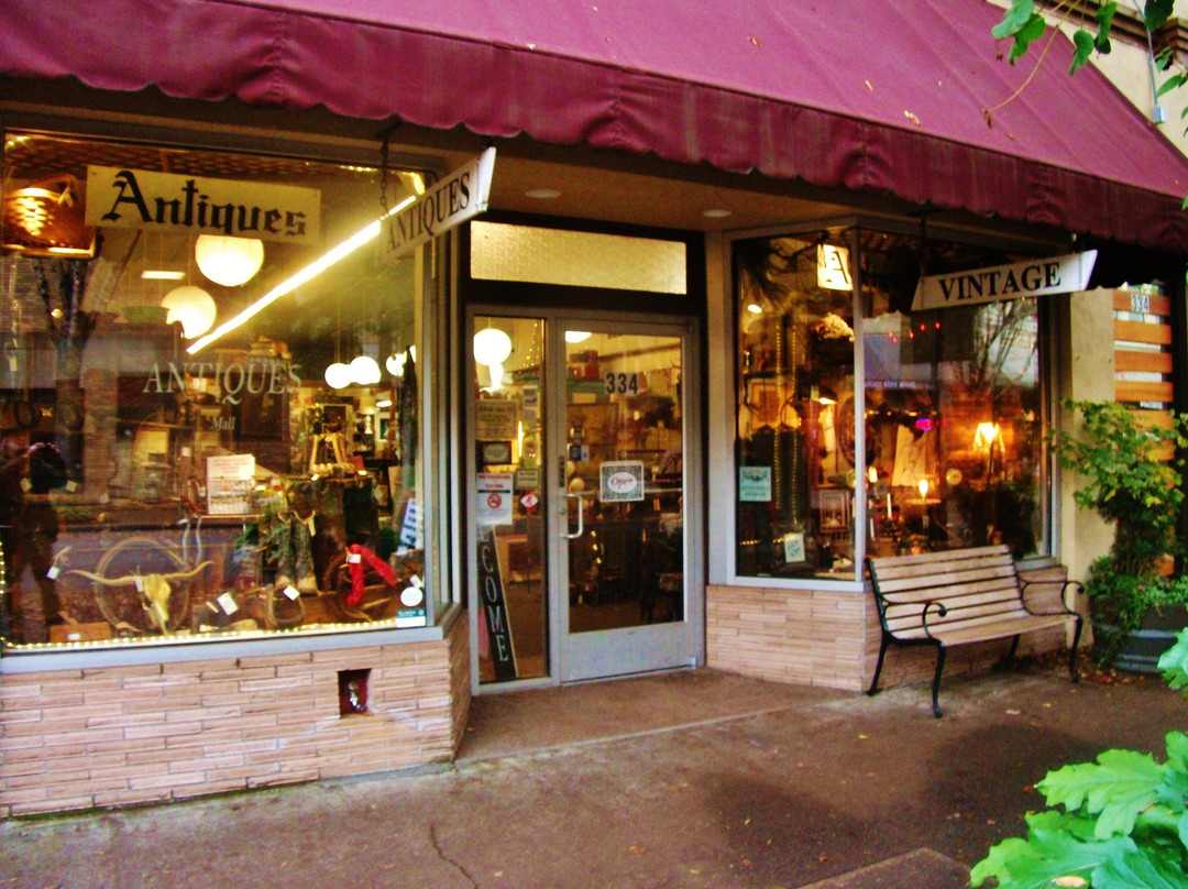 McMinnville Antiques Mall景点图片