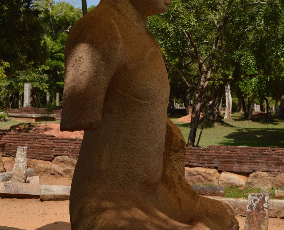 Short Handed Statue景点图片