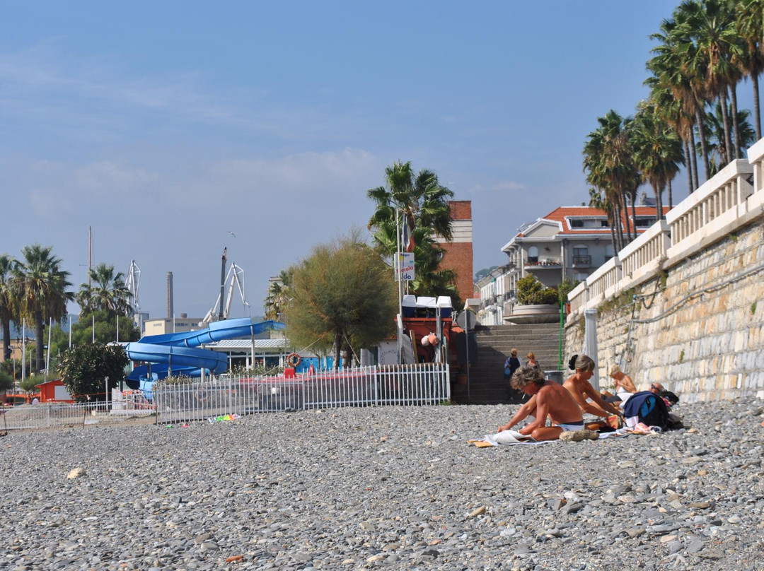 Oneglia Beach-因佩里亚必去景点