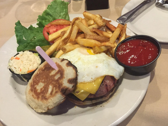 Totowa餐馆和美食-Barnyard and Carriage House