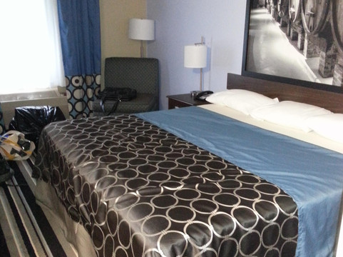 费尔菲尔德速8酒店主图