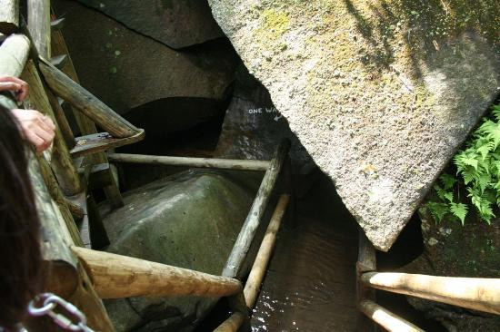 Lost River Gorge and Boulder Caves景点图片