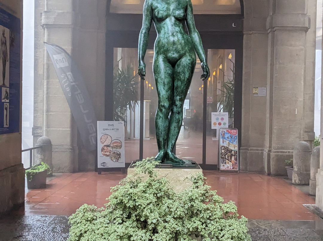 Statua Grande Nudo Femminile-圣马力诺城必去景点