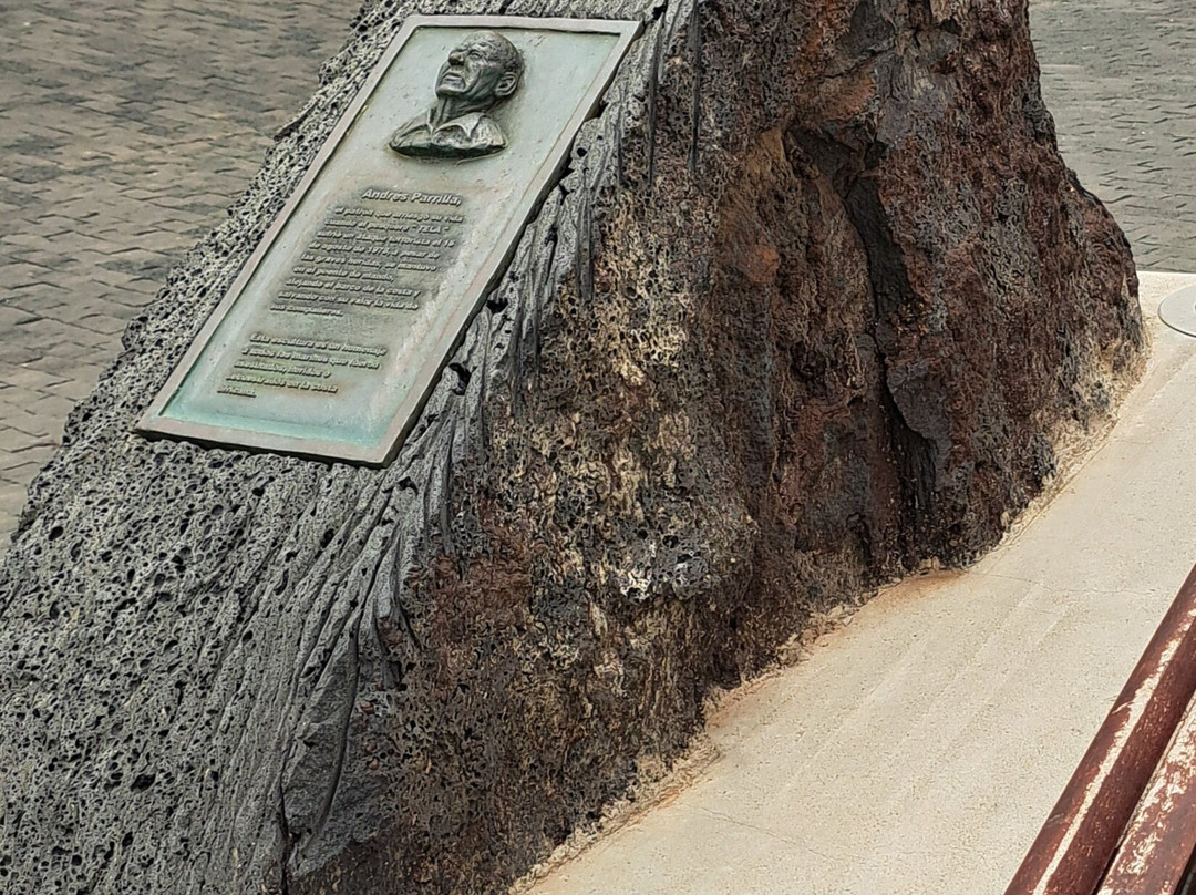 Estatua De Andres Parrilla-科斯塔特吉塞必去景点
