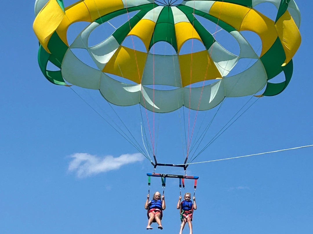Beach Haven Parasail景点图片