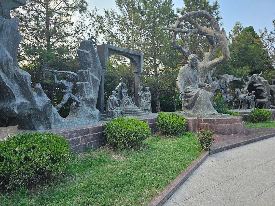 Nizami Ganjavi Mausoleum-占贾必去景点