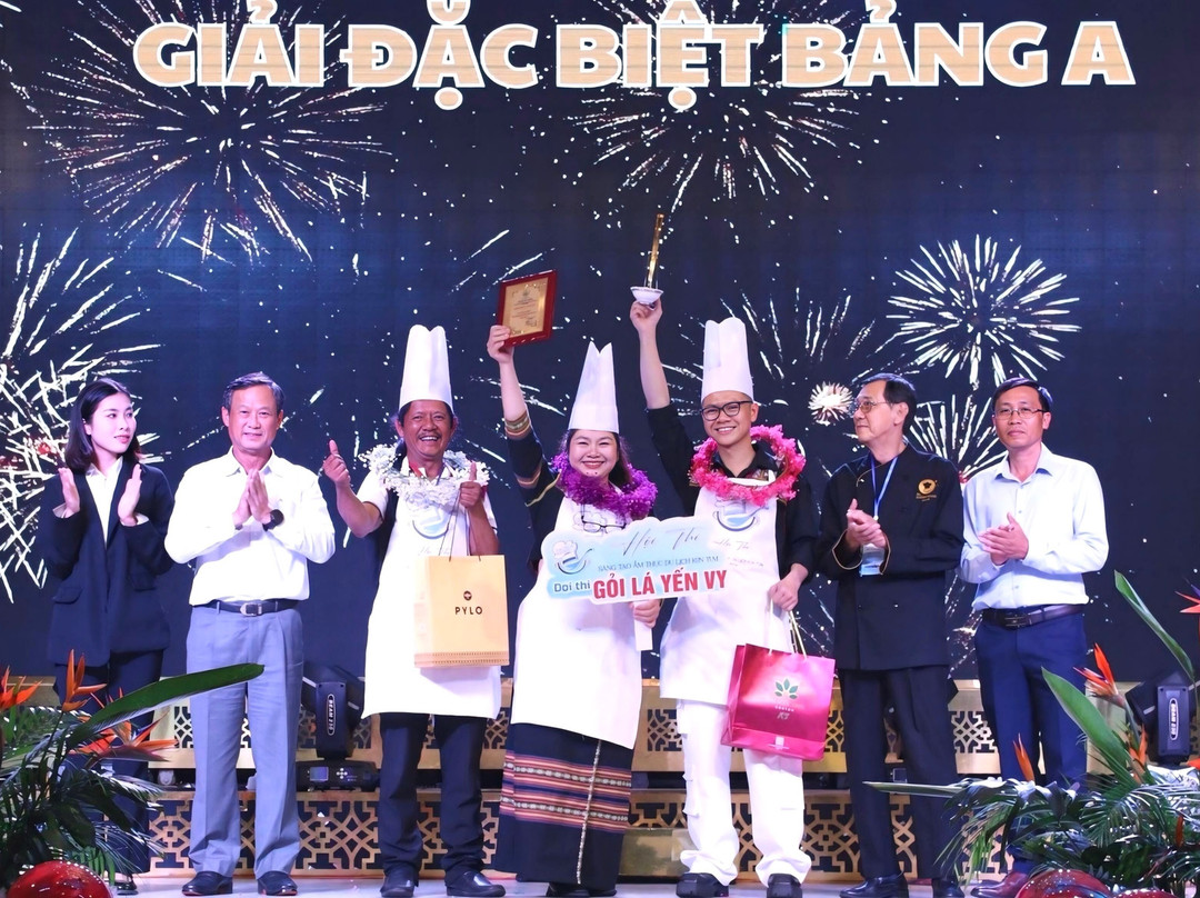 Gỏi Lá Yến Vy Kon Tum