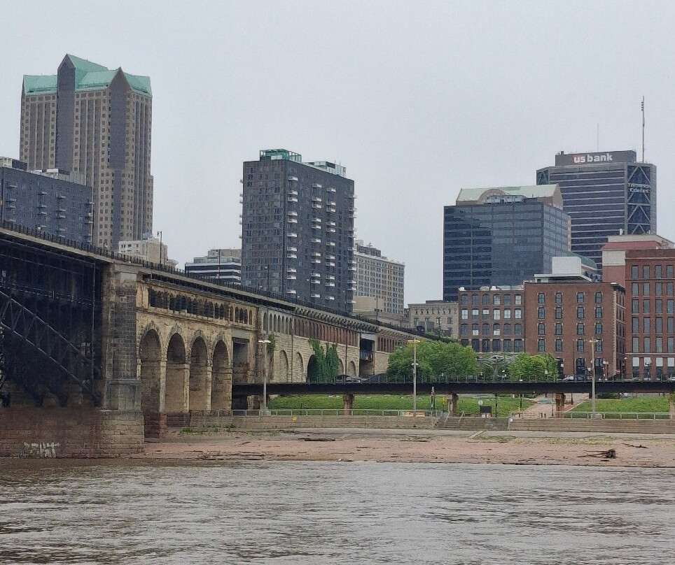 Riverboats at the Gateway Arch-圣路易斯必去景点