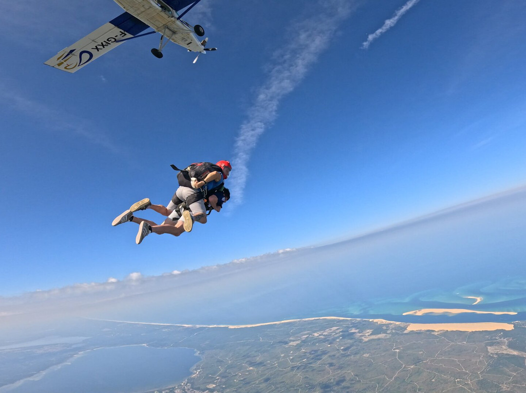 Vertical T'air Parachutisme-拉泰斯特德比克必去景点