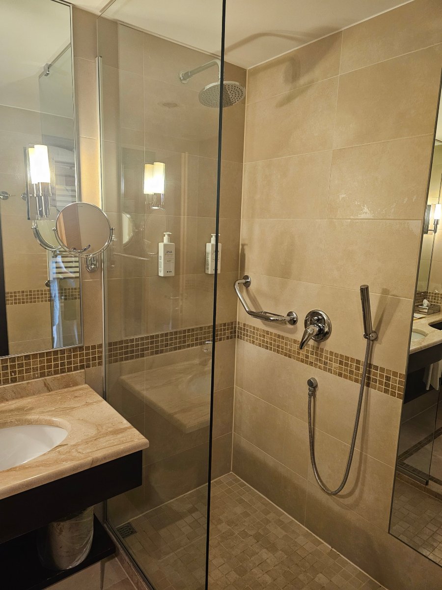 UNA HOTELS Varese-浴室