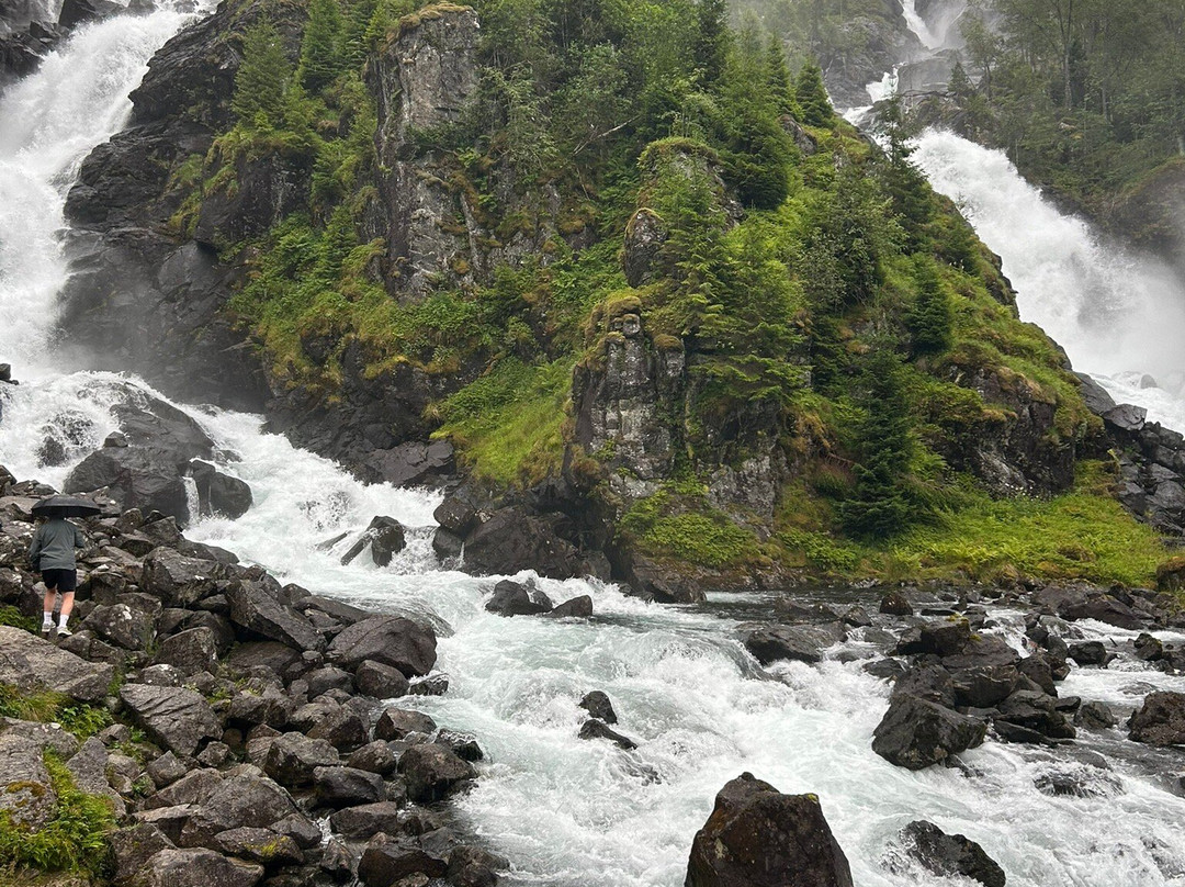 Låtefossen Waterfall-Skare必去景点