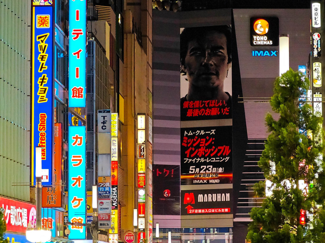 新宿哥斯拉等比头雕-Kabukicho必去景点