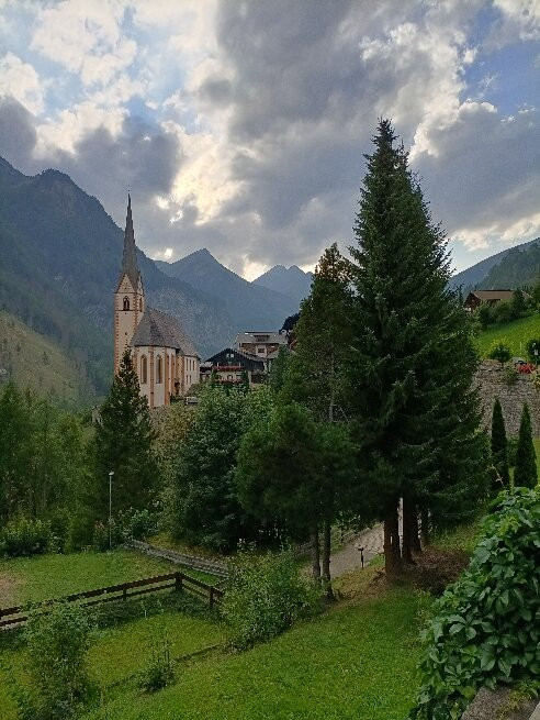 Pfarrkirche Heiligenblut (hl. Vinzenz)-海利根布卢特必去景点