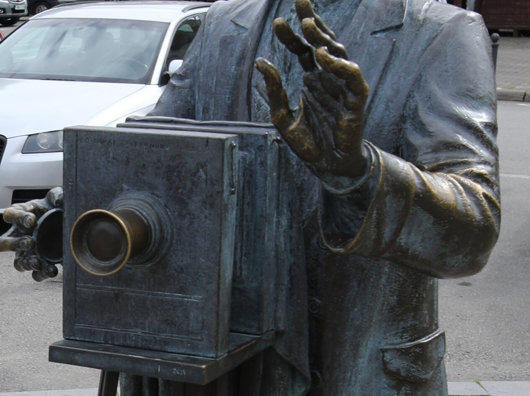 Statue En Bronze Du Photographe Alexandru Rosu À Bistrita-Bistrita必去景点