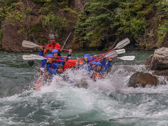 Canadian Rockies Rafting-坎莫尔必去景点