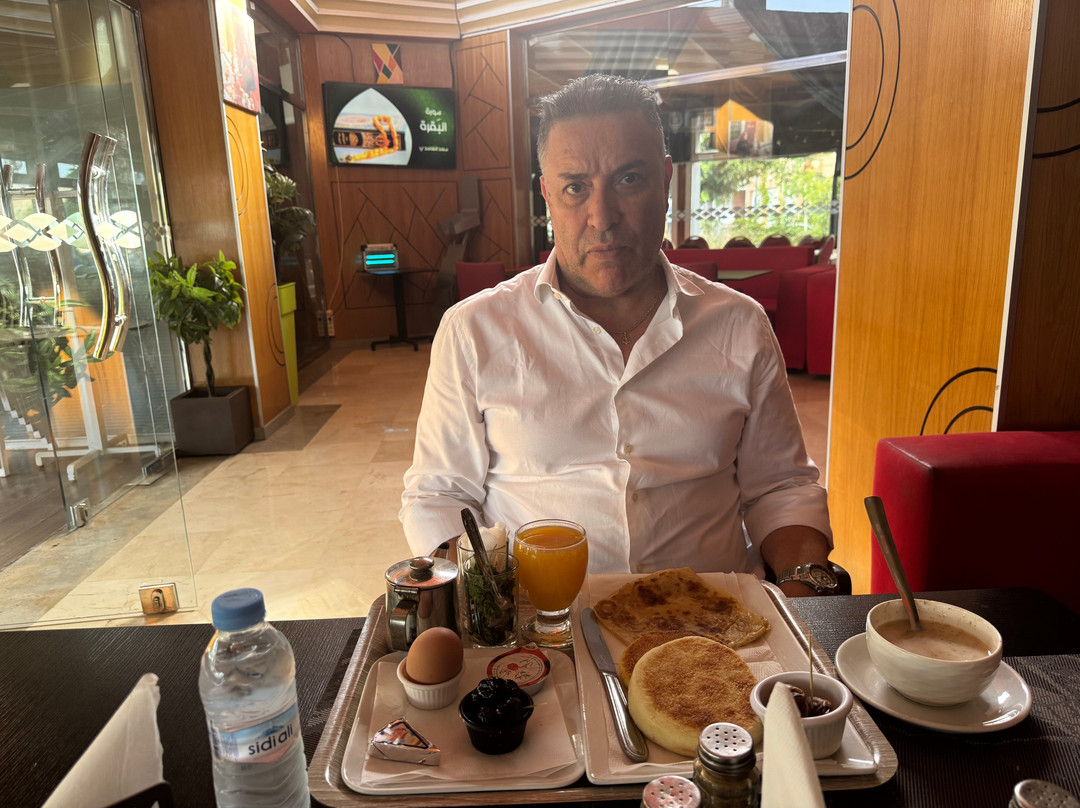 Hotel Hadaik Ain Asserdoune主图