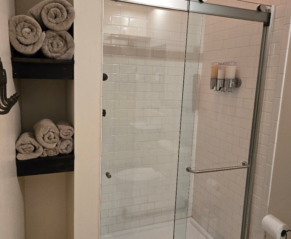 Eighteen-Ninety Sleepover主图