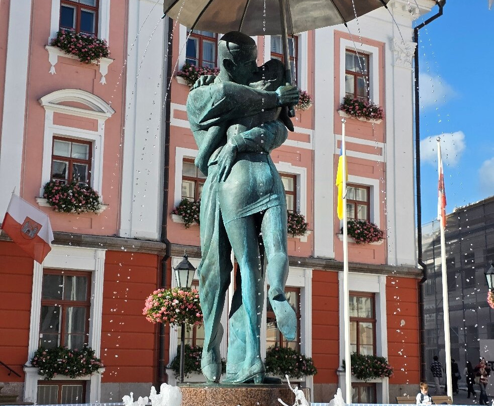 'The Kissing Students' sculpture and fountain-塔尔图必去景点