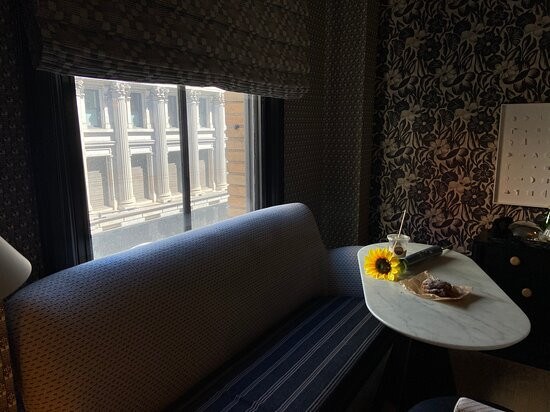 雷诺阿酒店主图