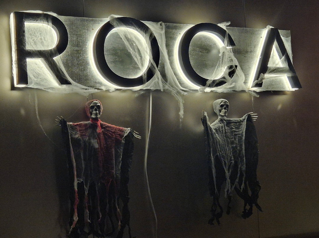 Roca Restaurant & Lounge
