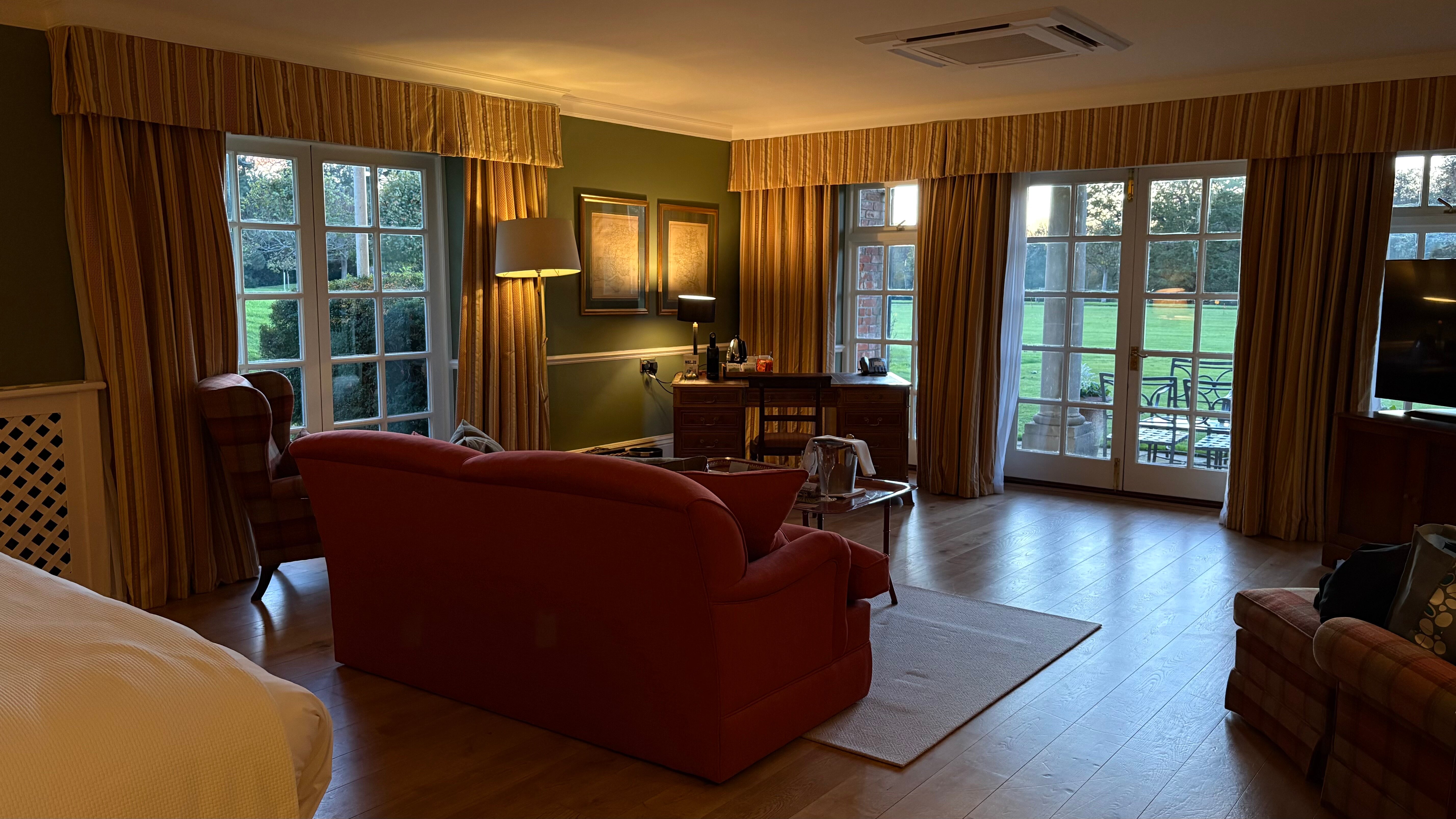 楚顿格伦酒店-客卧