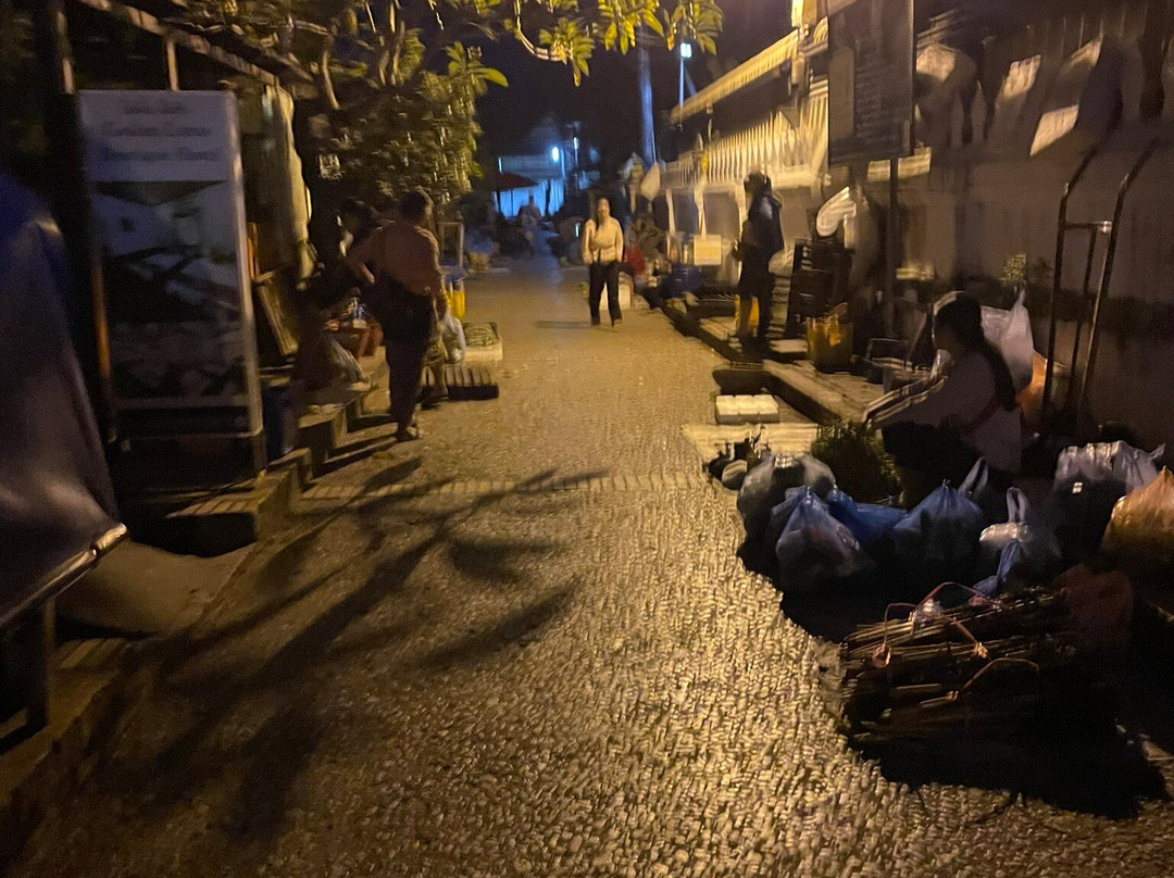 早市-琅勃拉邦必去景点