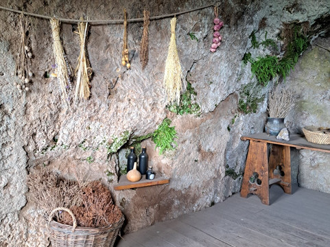 Site Troglodyte de Jonas - Forteresse médiévale et chapelle romane-Saint-Pierre-Colamine必去景点