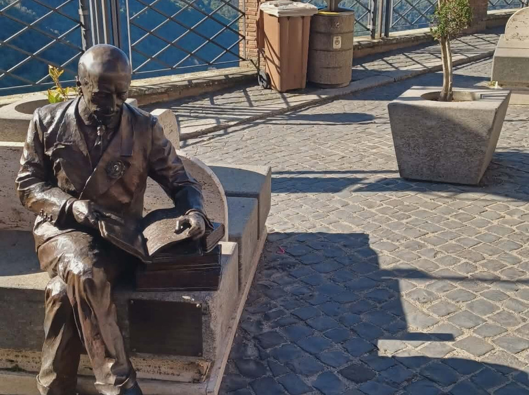 Statua Di Gabriele D'annunzio-Nemi必去景点