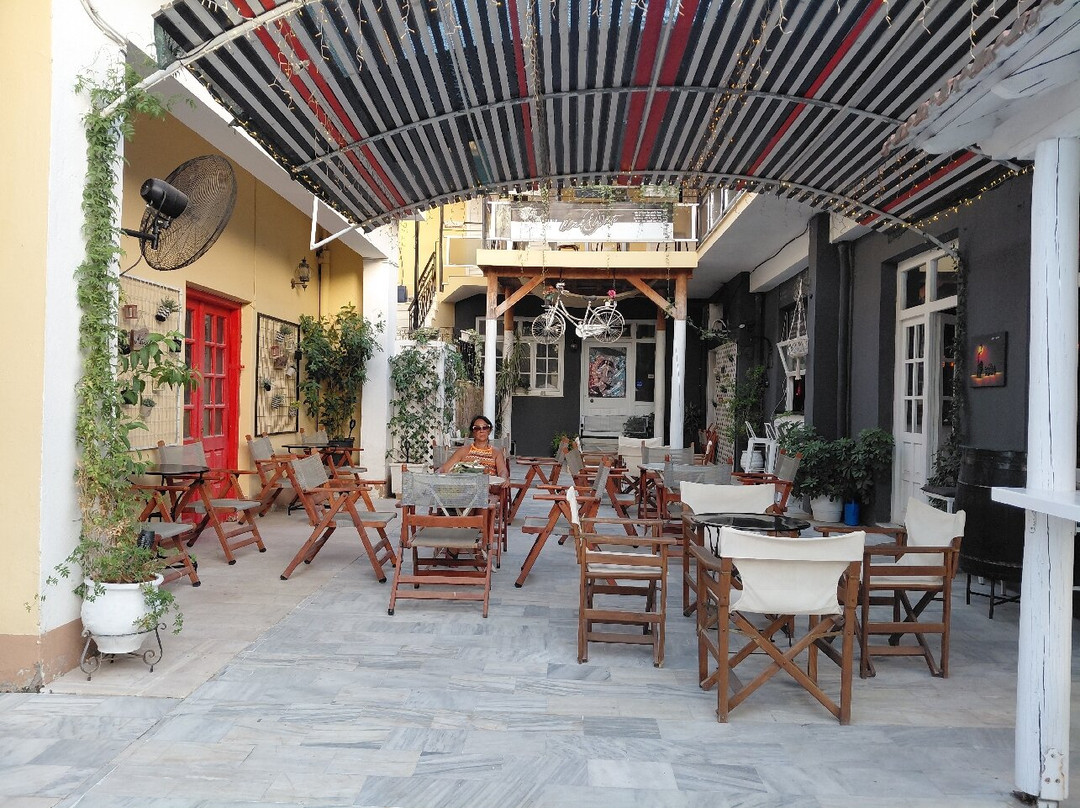 Black and White-Kavos必去景点