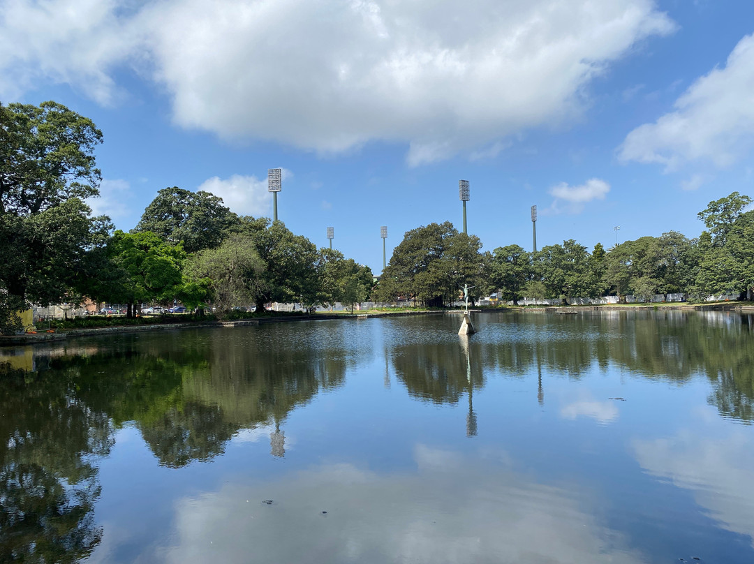 Kippax Lake Fountain & Statue