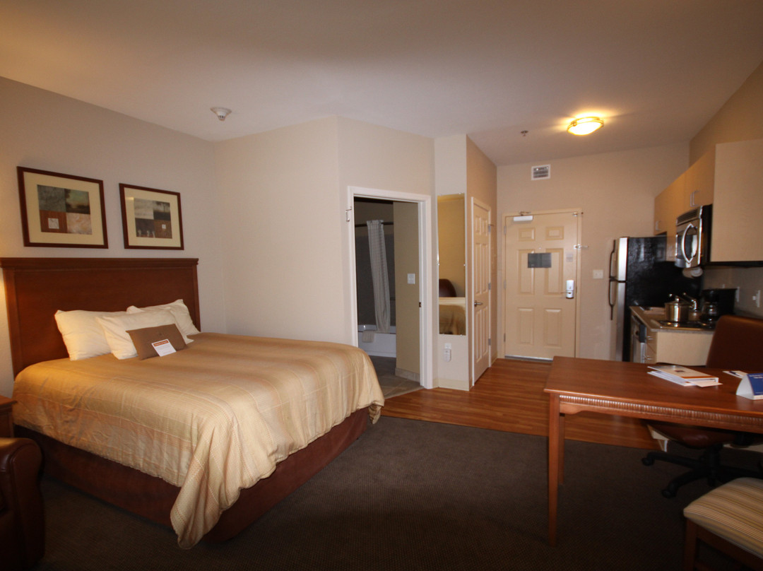 勒雷沃特敦烛木套房酒店主图