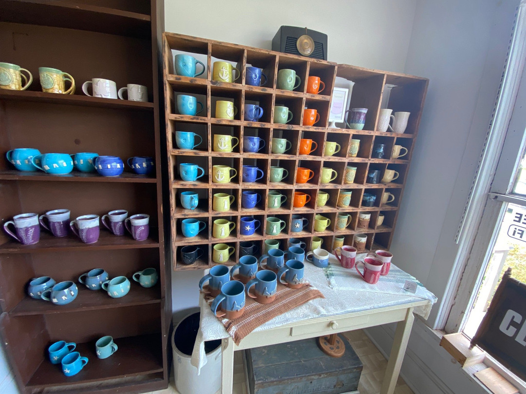 Village Pottery-New London必去景点