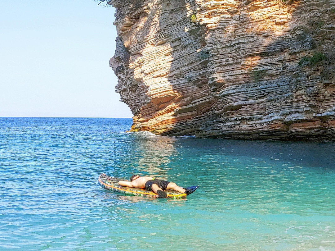 Paddleboarding in the islands-Ksamil必去景点