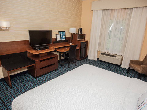 舒适套房酒店阿克伦南主图