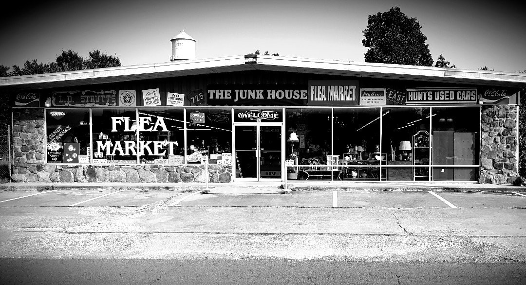 The Junk House Flea Market景点图片