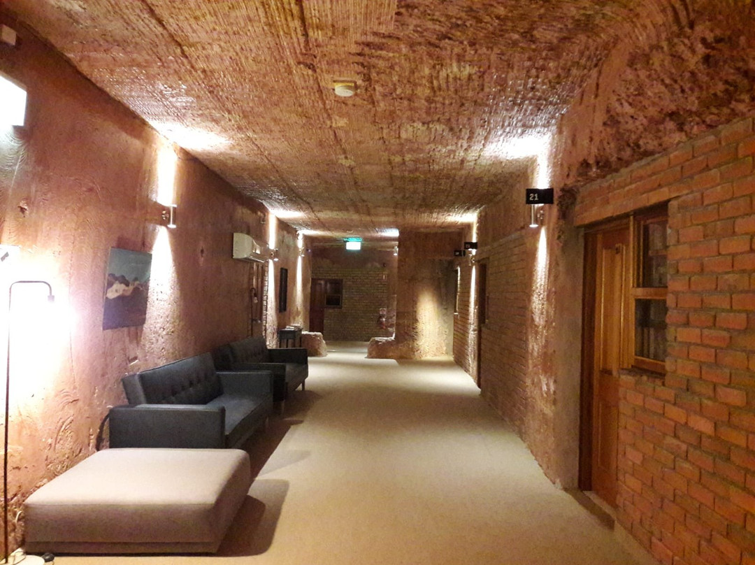 The Lookout Cave Underground Motel主图