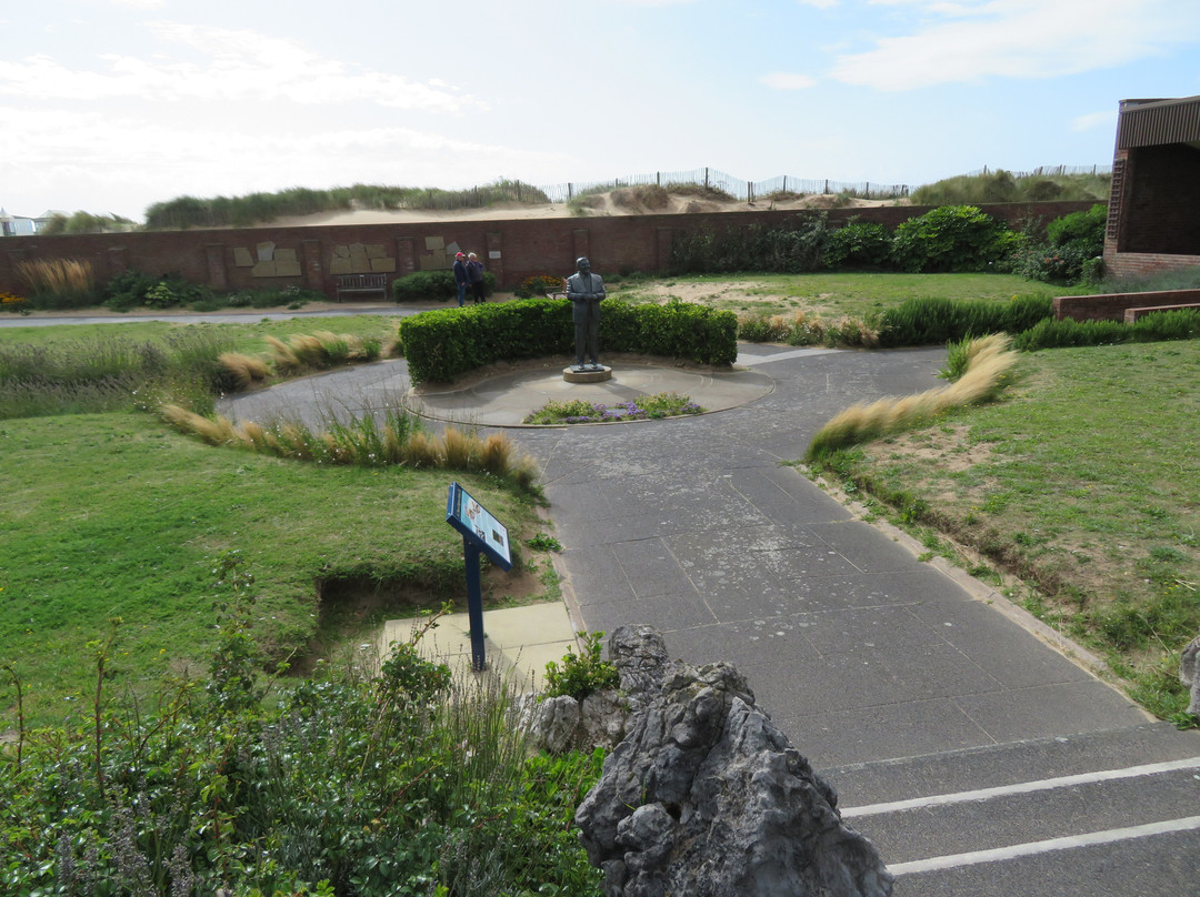 Les Dawson Memorial Statue景点图片
