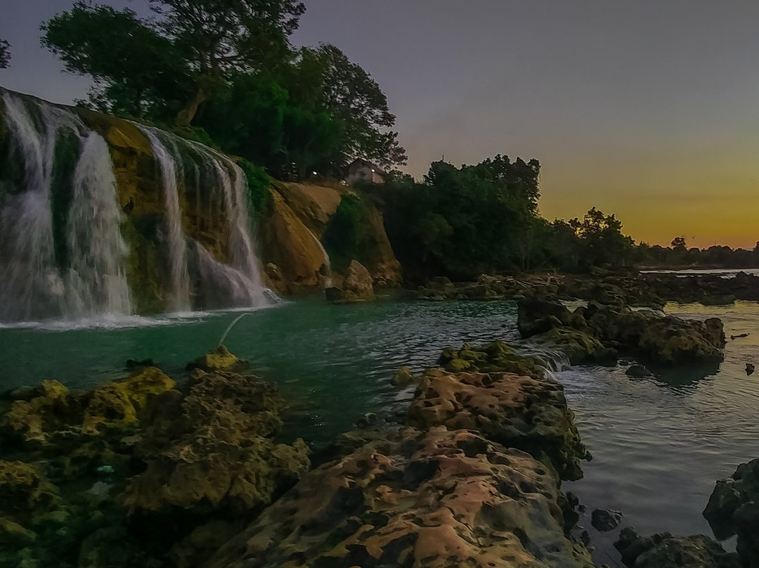 Toroan Waterfall景点图片