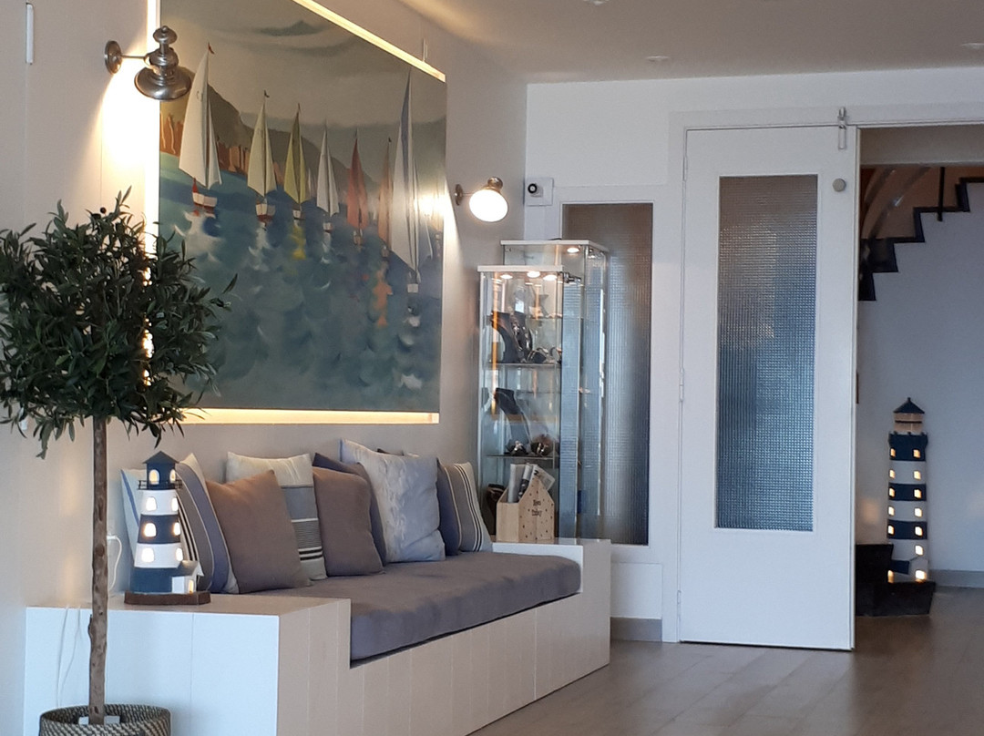 特拉马尔酒店主图