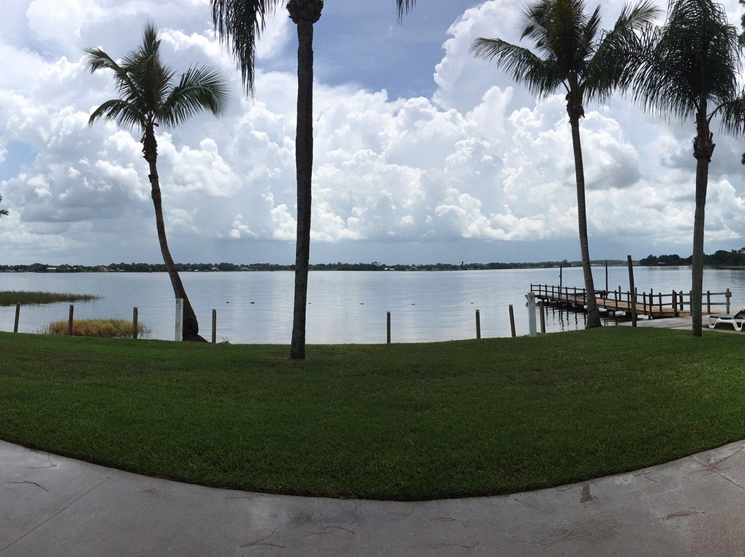 Lake Grassy Inn & Suites主图