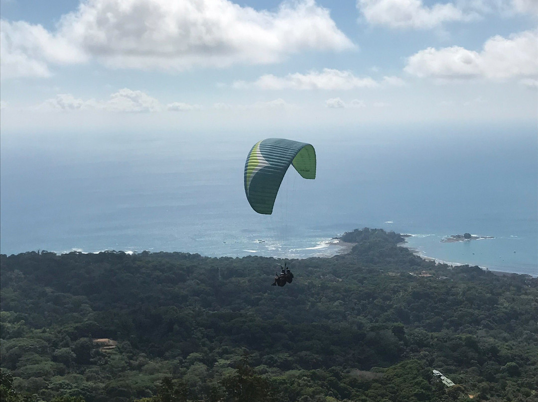 Paraglide Dominical with Hawk Adventures景点图片